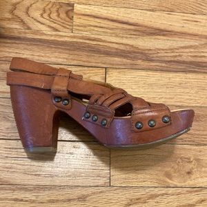 Slightly worn. Great condition! Great brand! Very comfortable.